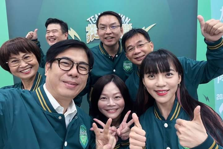 陳其邁(前排左一)與多位選區議員表態力挺黃捷(前排右一)。 圖：翻攝陳其邁臉書