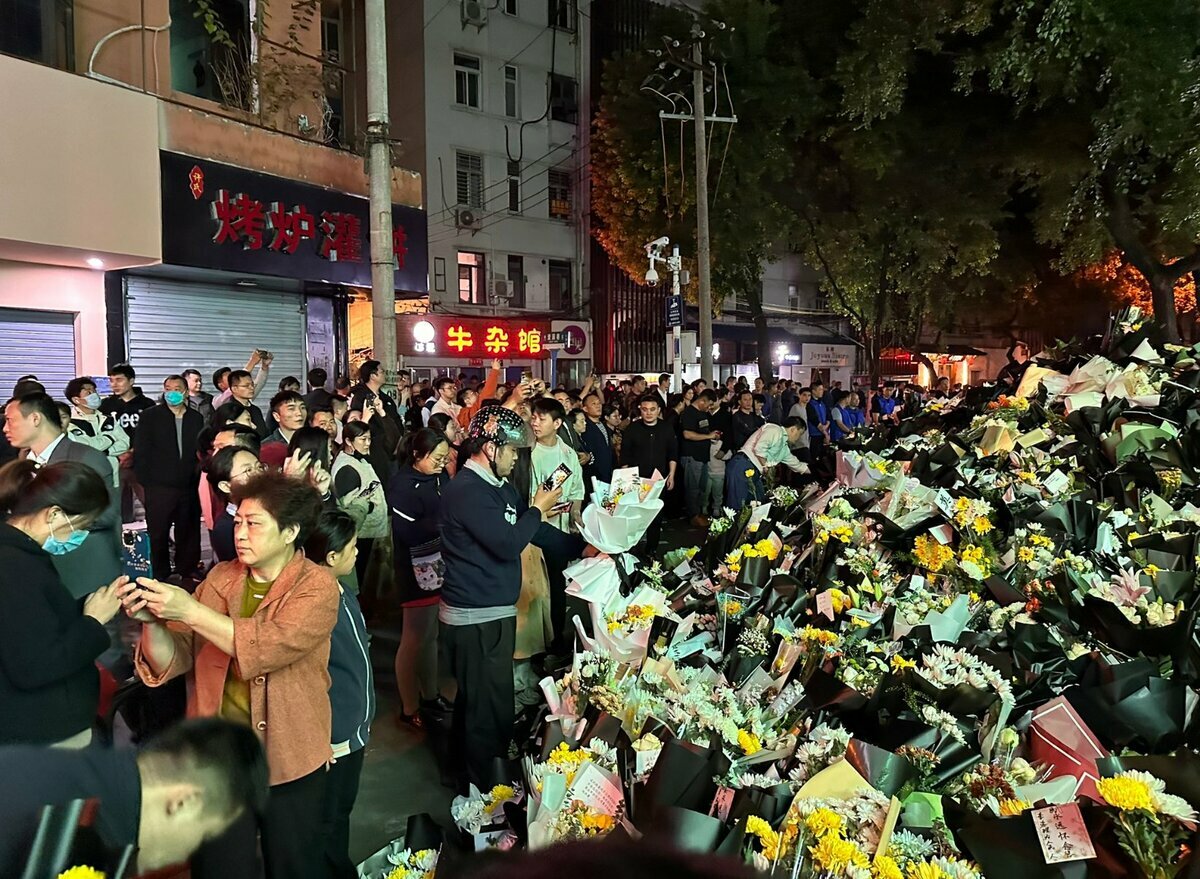 李克強安徽合肥故居前排隊獻花的人潮從27日就不曾斷過，路上菊花甚至多到民眾需另外搬到其他房間放置。 圖:翻攝自 X 平台「李老師不是你老師」