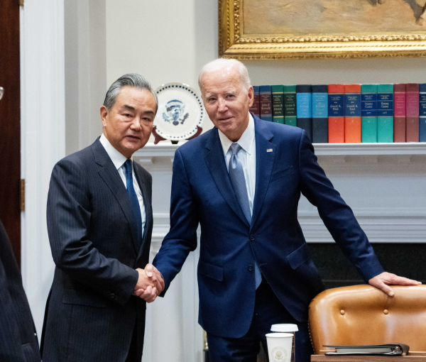 美國總統拜登10/27在白宮接見中國外長王毅。 圖：翻攝自中國外交部官網