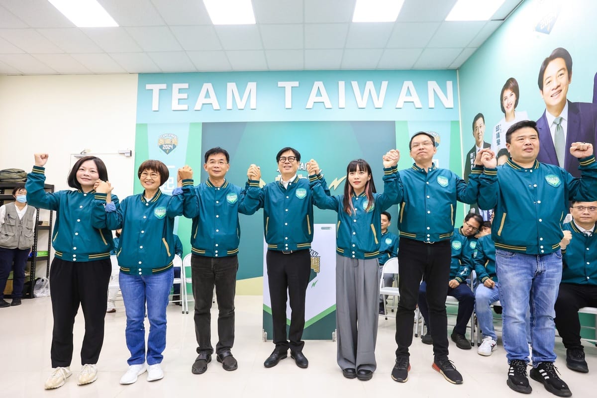 黃捷(右三)參選第六選區，在地能否團結關係勝敗。 圖：賴清德高雄競總/提供（資料照）
