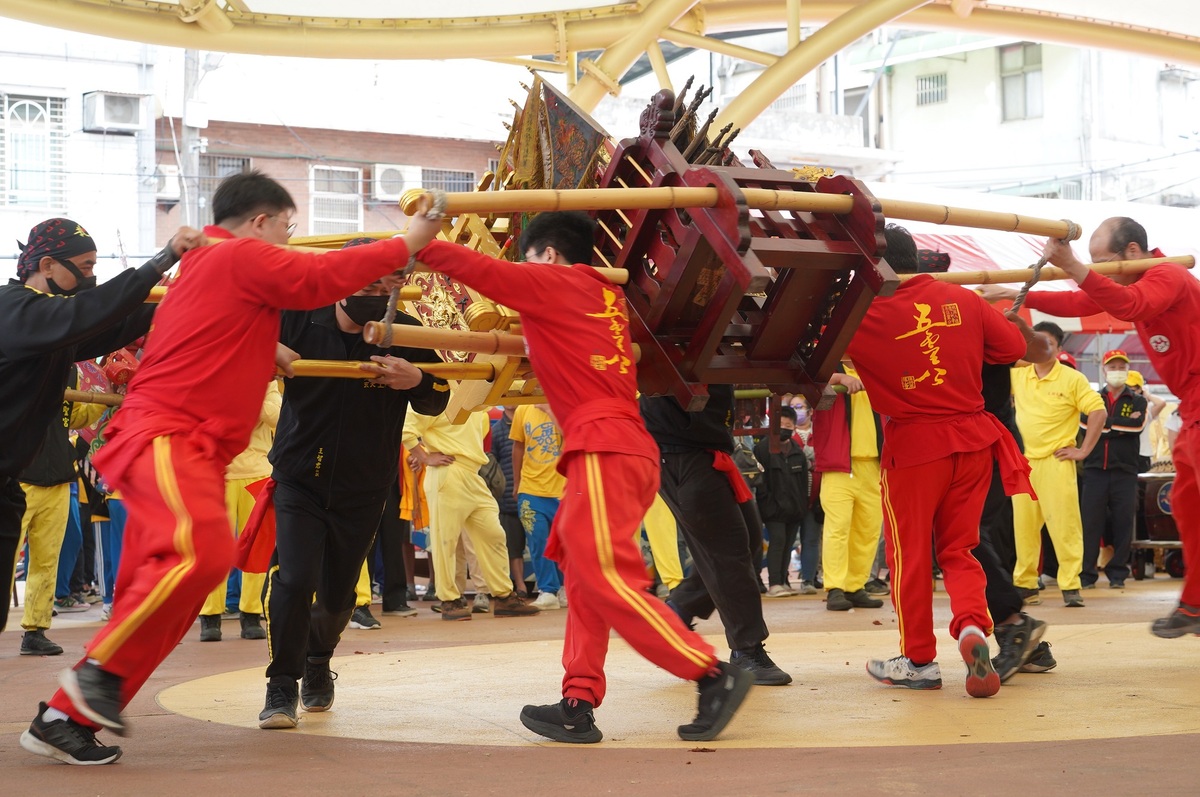 「桃園媽祖昇天祭」進行神轎會香儀式。 圖：八德區公所／提供