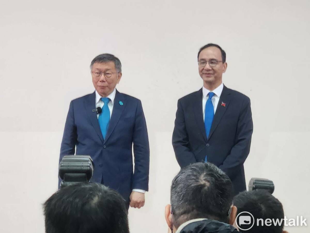 國民黨主席朱立倫（右）、民眾黨總統參選人暨黨主席柯文哲（左）今日進行政黨協商。 圖：黃建豪 / 攝