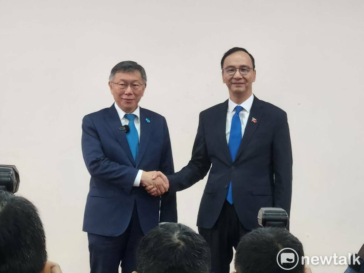 國民黨主席朱立倫（右）與時任民眾黨總統參選人暨黨主席柯文哲（左）。圖為，2023年10月30日藍白兩黨展開政黨協商。  圖：黃建豪 / 攝（資料照）