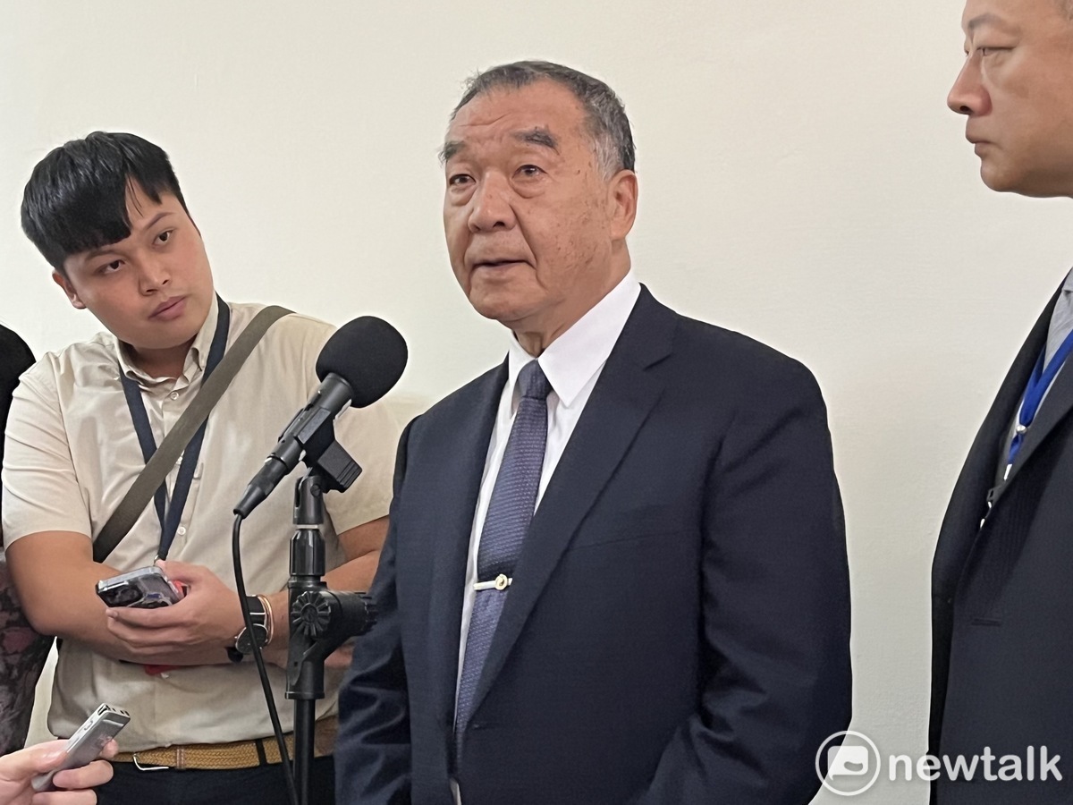 國防部長邱國正（中）表示，面對中共吸收，國軍的確受到影響。 圖：金大鈞/攝（資料照）