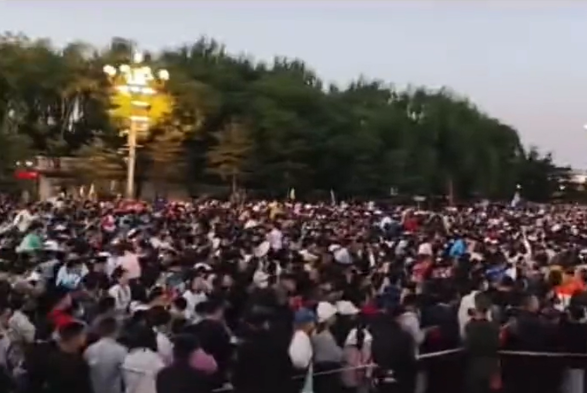 大量民眾聚集在長安街與天安門廣場，為李克強的逝世哀悼。 圖：翻攝自羅翔 X（前推特）帳號