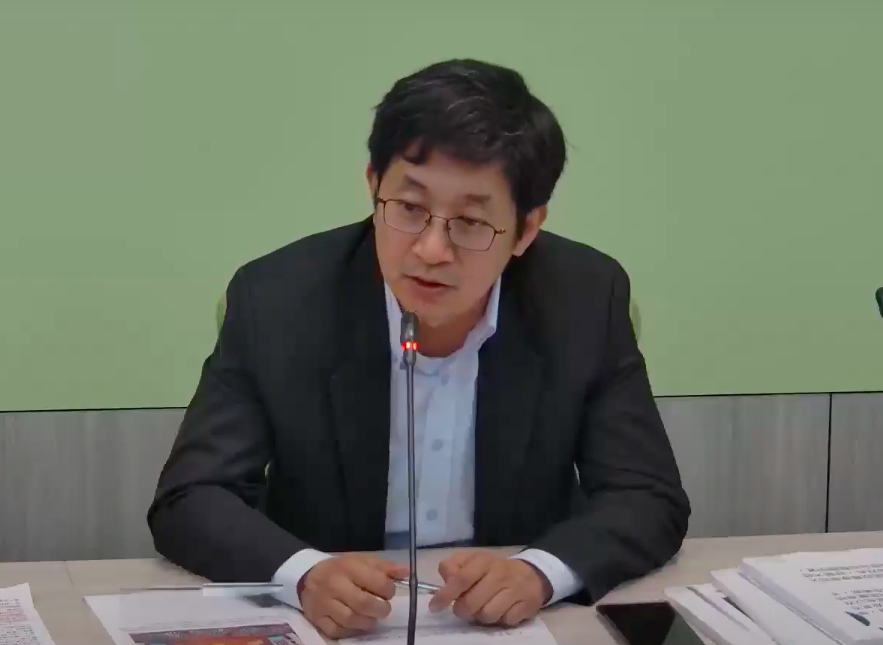 立委蔡適應則說不應該針對特定某一位人士來論定是否適合或被納入。 圖：翻攝自民進黨立院黨團YouTube