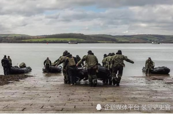 烏軍衝用鋒艇、橡皮舟強渡第聶伯河。突襲對岸赫爾松俄軍。(示意圖) 圖 : 翻攝自企鵝平台/裝甲鏟史官
