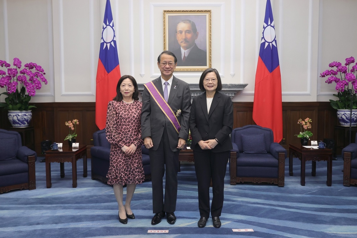 日本駐台代表泉裕泰夫婦與總統蔡英文合影 圖：總統府提供