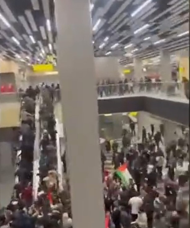 達吉斯坦大批抗議民眾聚集在馬哈奇卡拉機場。 圖：翻攝自新京報