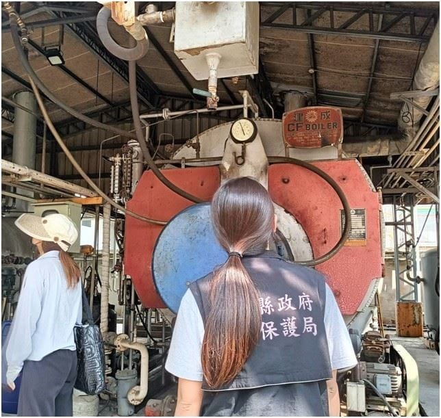 環保局加強稽查縣內污染源，近一個月已執行空品不良應變作業計18次，共有109件違規。 圖：翻攝自屏東縣政府環保局官網