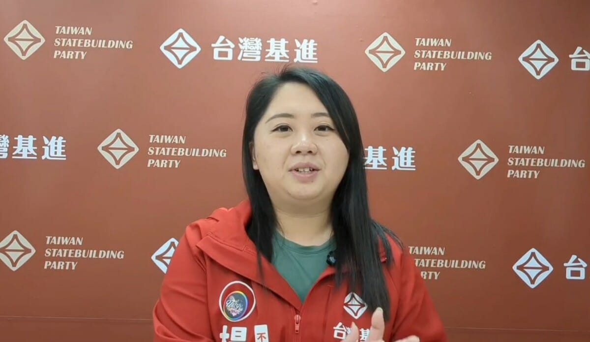 台灣基進高雄黨部執行長楊佩樺、台南市議員李宗霖、張博洋，到北檢按鈴告發王育敏涉犯《刑法》「公務公益及業務侵占罪」。 圖：台灣基進提供