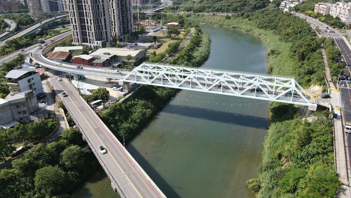 高公局建立國道1號汐止交流道增設南入匝道改善工程，歷經2年2個月的施工終於完工，終於在今(30)日16時開放通車。 圖：高公局／提供