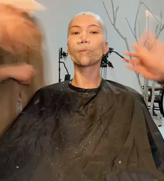 莫莉先前提到為了這次的萬聖節裝扮籌備了兩個月，到了拍攝當天更是早上6點就開始化妝。 圖：翻攝自莫莉IG