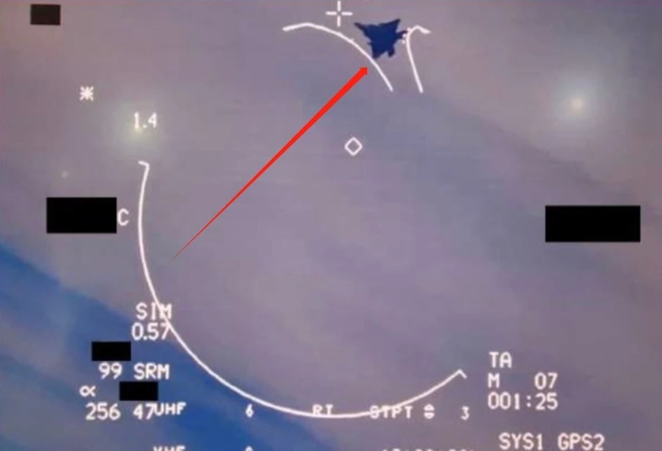 美國的 F-22 隱身戰機，被菲律賓的 FA-50 教練機機砲鎖定。 圖：翻攝自海事先鋒