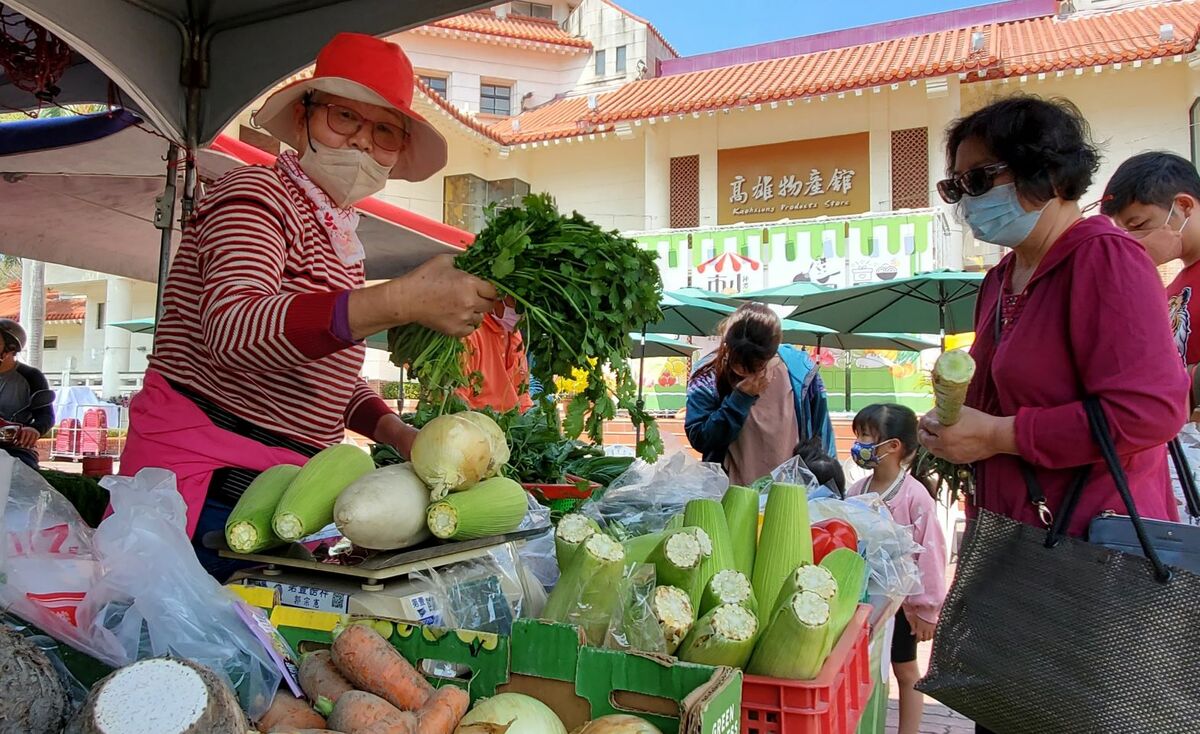 高雄物產館外廣場的假日微風市集 圖：高雄市農業局/提供