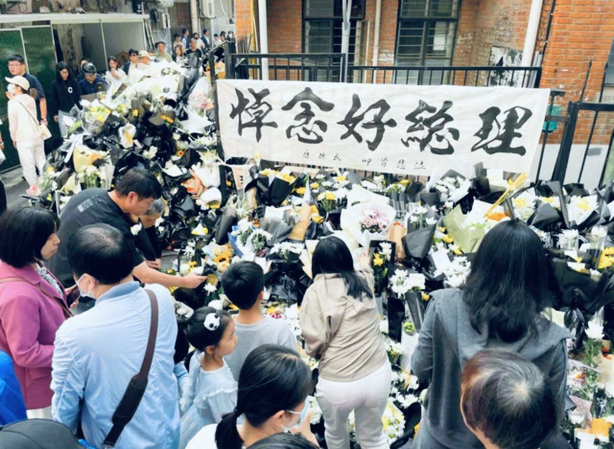 中國民間則無數民眾齊聚表達對李可強逝世的悲傷和對他的思念。 圖：翻攝矢板明夫臉書