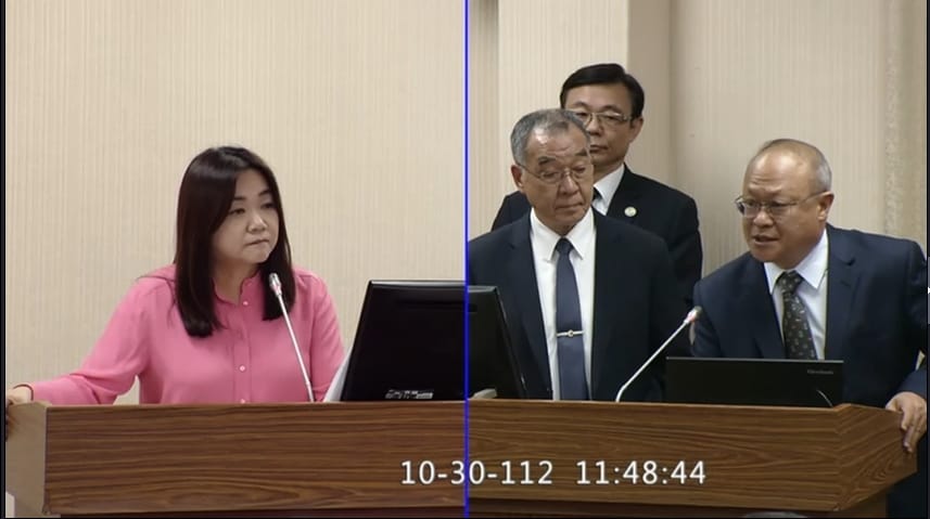 國民黨立委馬文君（左）質詢海軍司令部參謀長吳立平（右）。 圖：翻攝立法院直播