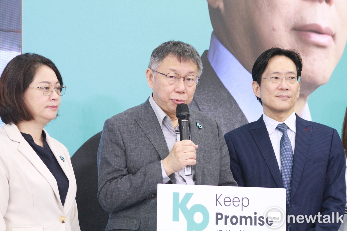 民眾黨總統參選人柯文哲（中）、民眾黨立委賴香伶（左）、張其祿（右）。 圖：周煊惠 / 攝