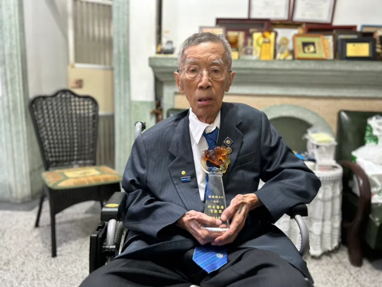 花蓮百歲醫賴錦德，他為醫療的付出，花蓮縣衛生局頒給他終身醫療貢獻獎，感激他對花蓮縣醫療界的奉獻和付出。 圖：花蓮衛生局／提供