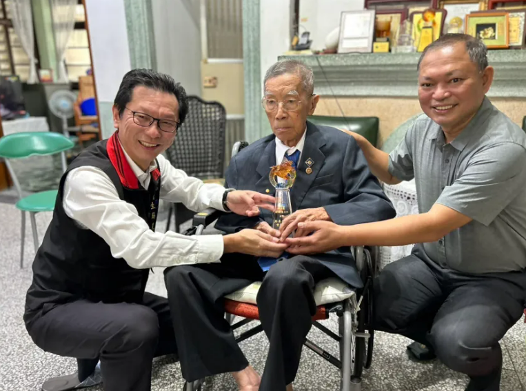 花蓮縣衛生局長朱家祥與花蓮縣醫師公會理事長周朝雄特別拜訪了百歲醫賴錦德，並頒給他終身醫療貢獻獎， 圖：花蓮衛生局／提供