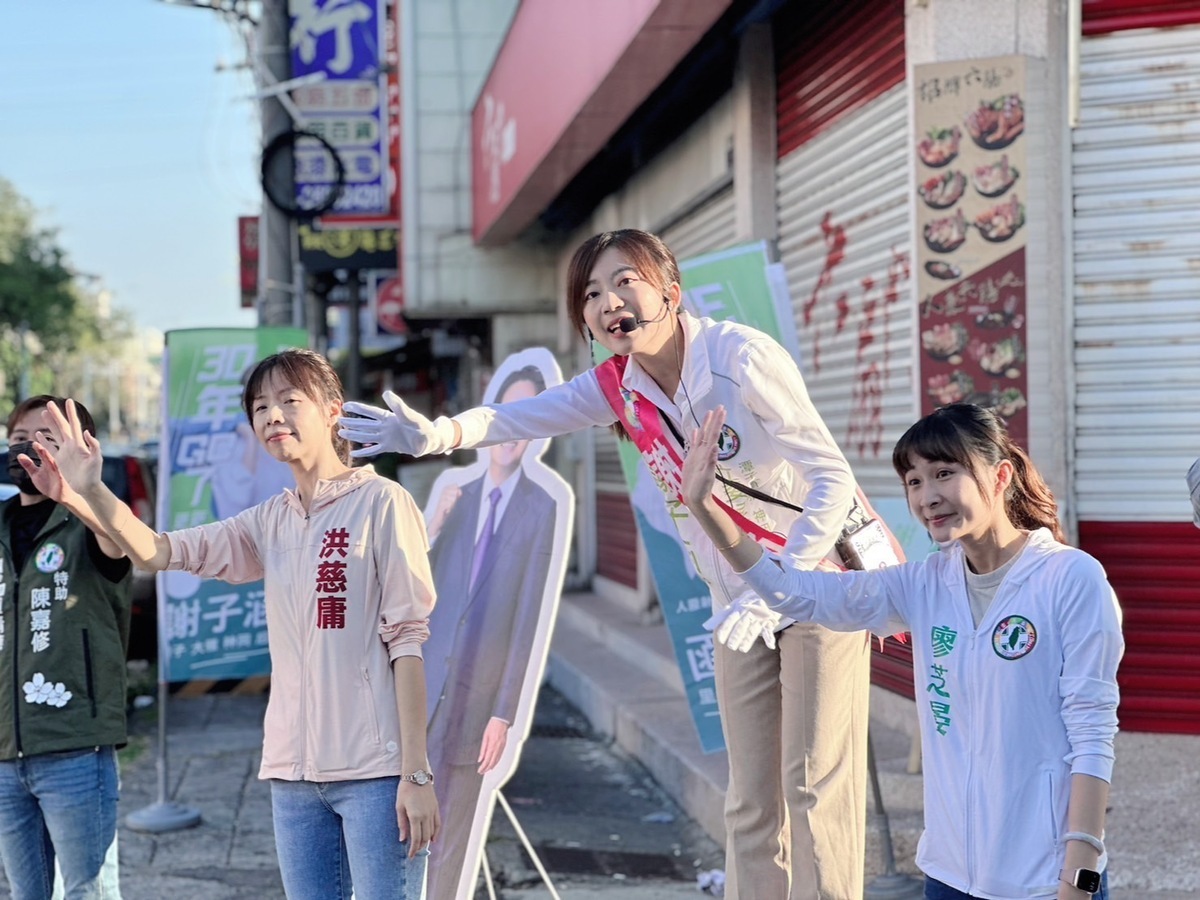 洪慈庸陪謝子涵在后里區站路口拜票。 謝子涵競總/提供