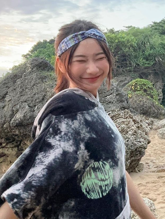 先前愛莉莎莎刻意將瀏海留長變成大旁分，並表示原本以為可以走個「甜辣姊姊風」。 圖：翻攝自愛莉莎莎IG