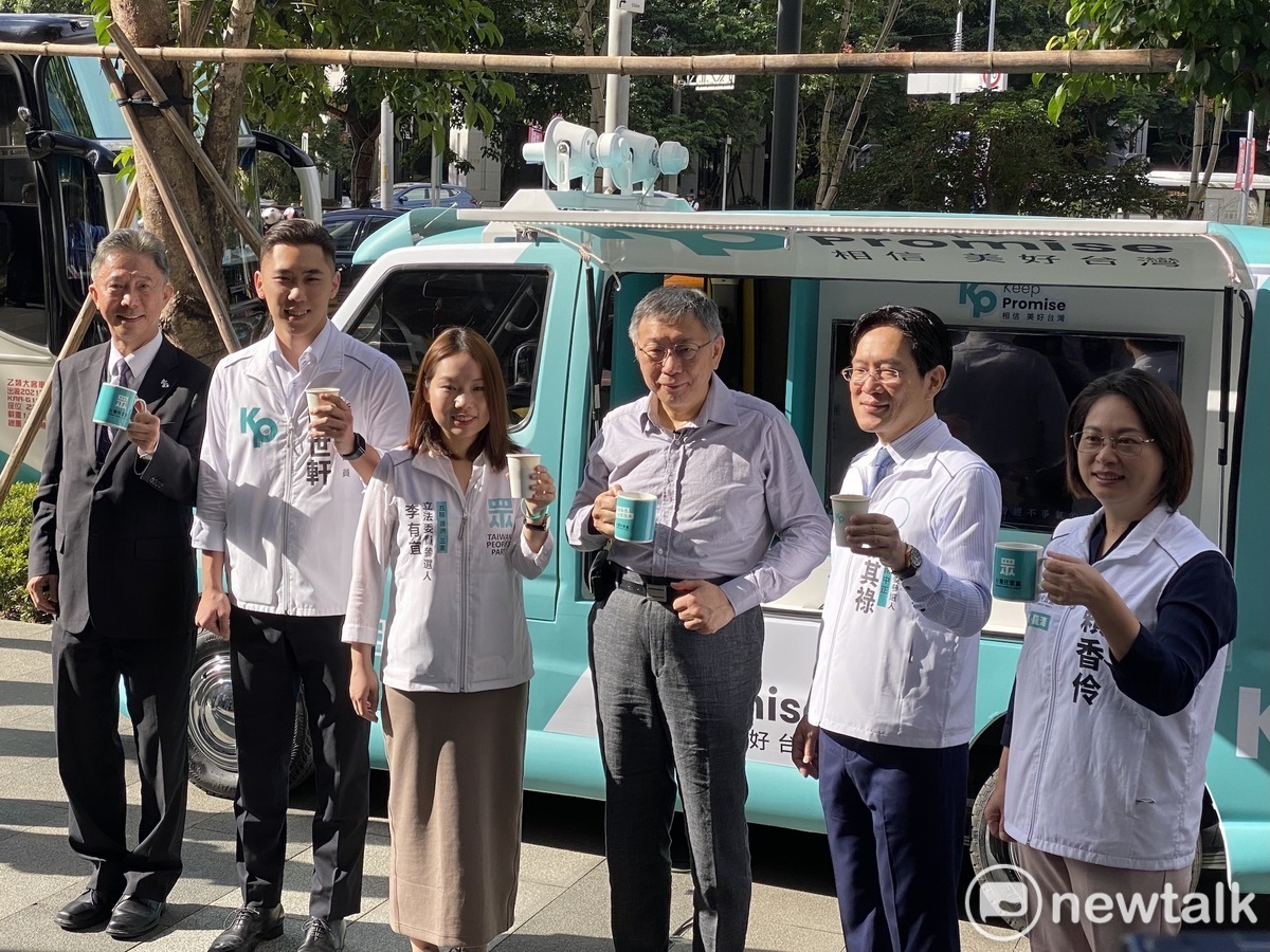 民眾黨秘書長周台竹（左起）、新北市議員陳世軒、新北市立委參選人李有宜、總統參選人柯文哲、立委張其祿、賴香伶。  圖：周煊惠 / 攝