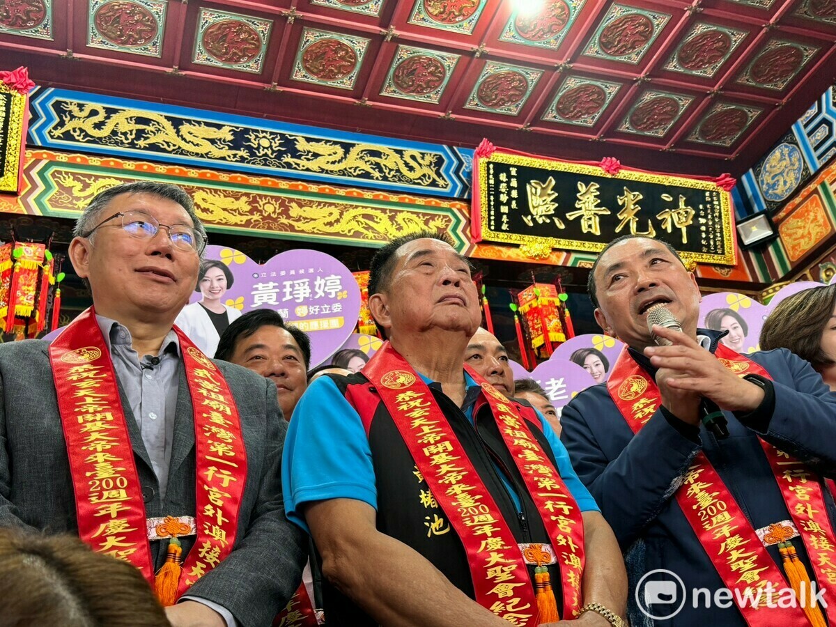 侯友宜(右)今上午出席宜蘭接天宮200周年慶典，與民眾黨總統參選人柯文哲(左)同台。 圖：林昀真/攝