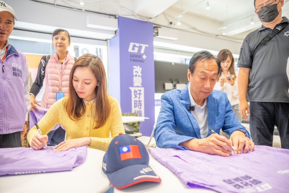 郭台銘與太太曾馨瑩前往台北連署總站簽署連署書。 圖：郭台銘競選辦公室/提供
