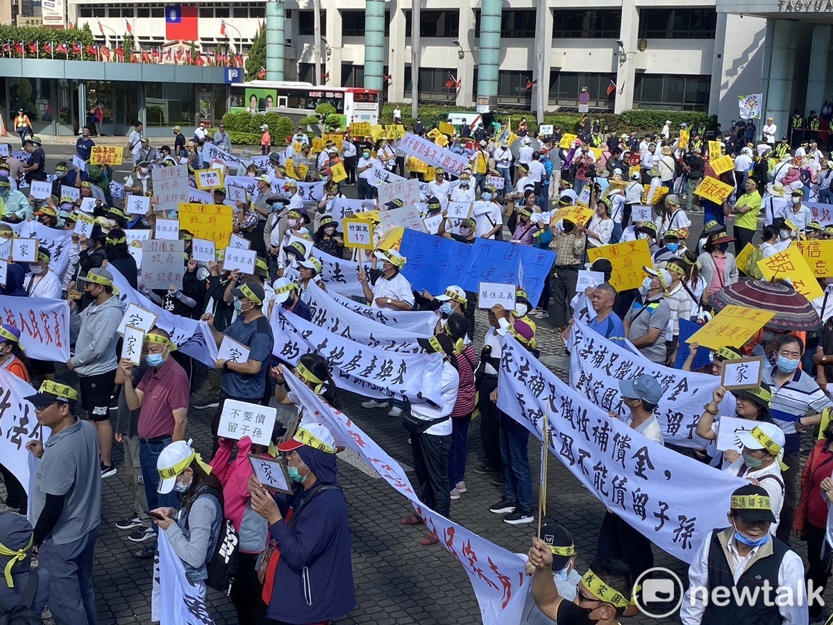 桃園市航空城拆遷戶上千人今到桃園市政府陳情，要求兌現前市府提出的1坪換1坪、先建後拆等承諾 圖：林昀真/攝