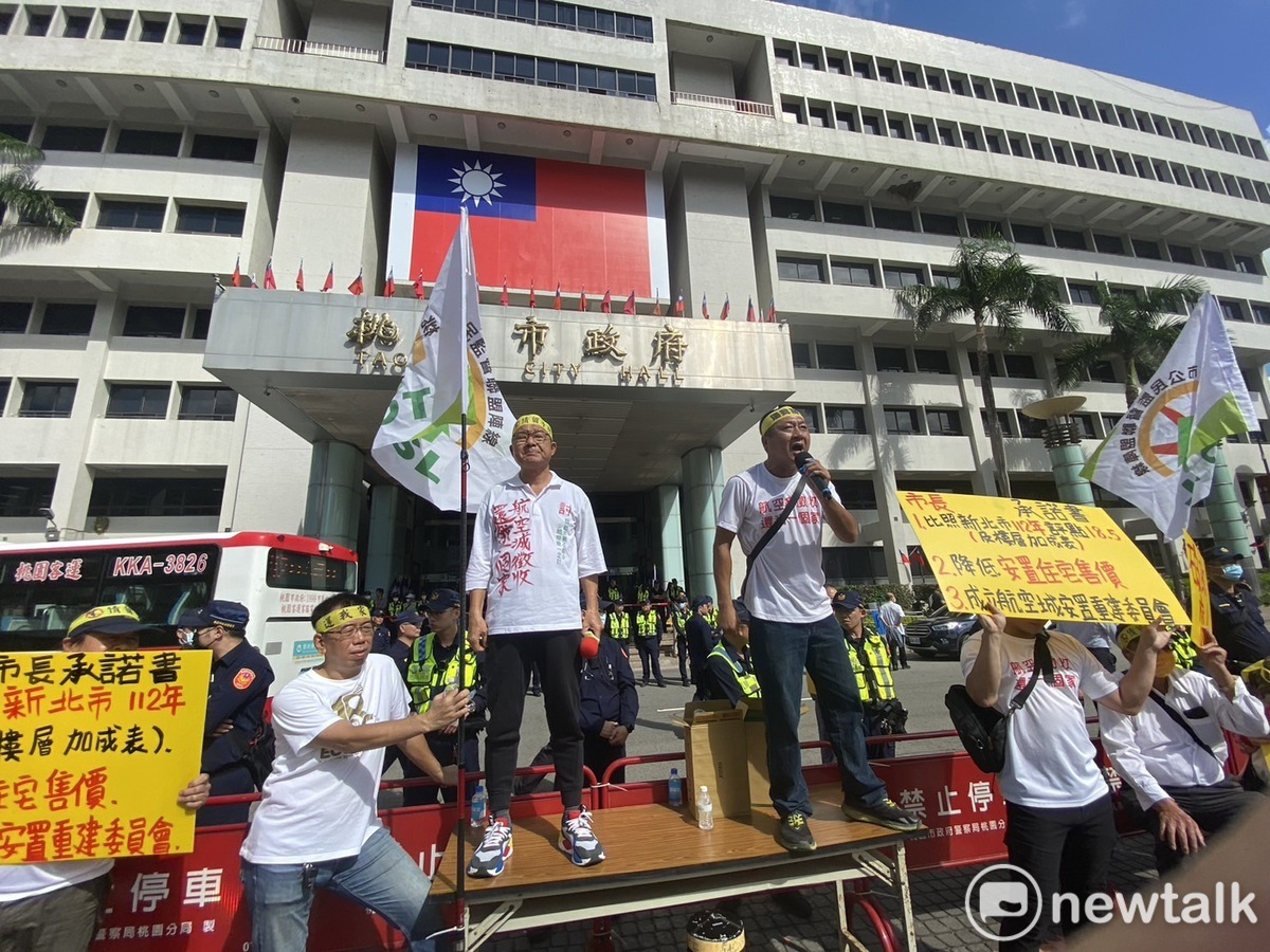 桃園市航空城拆遷戶上千人今到桃園市政府陳情，要求兌現前市府提出的1坪換1坪、先建後拆等承諾。 圖：林昀真/攝