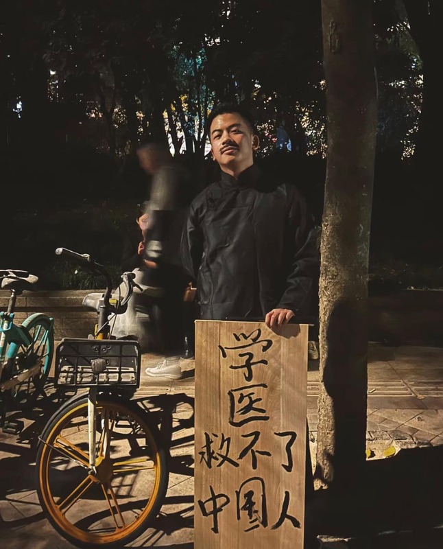 上海萬聖節活動有人扮成「魯迅」，拿著大字報，用毛筆寫著「學醫救不了中國人」 圖:翻攝自X