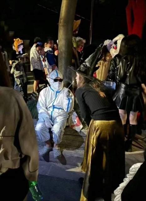 上海萬聖節活動民眾扮成核酸人員。 圖:翻攝自X