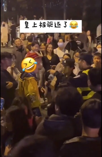 上海萬聖節活動民眾扮成皇帝出巡，被中國警察攔下 圖:翻攝自X