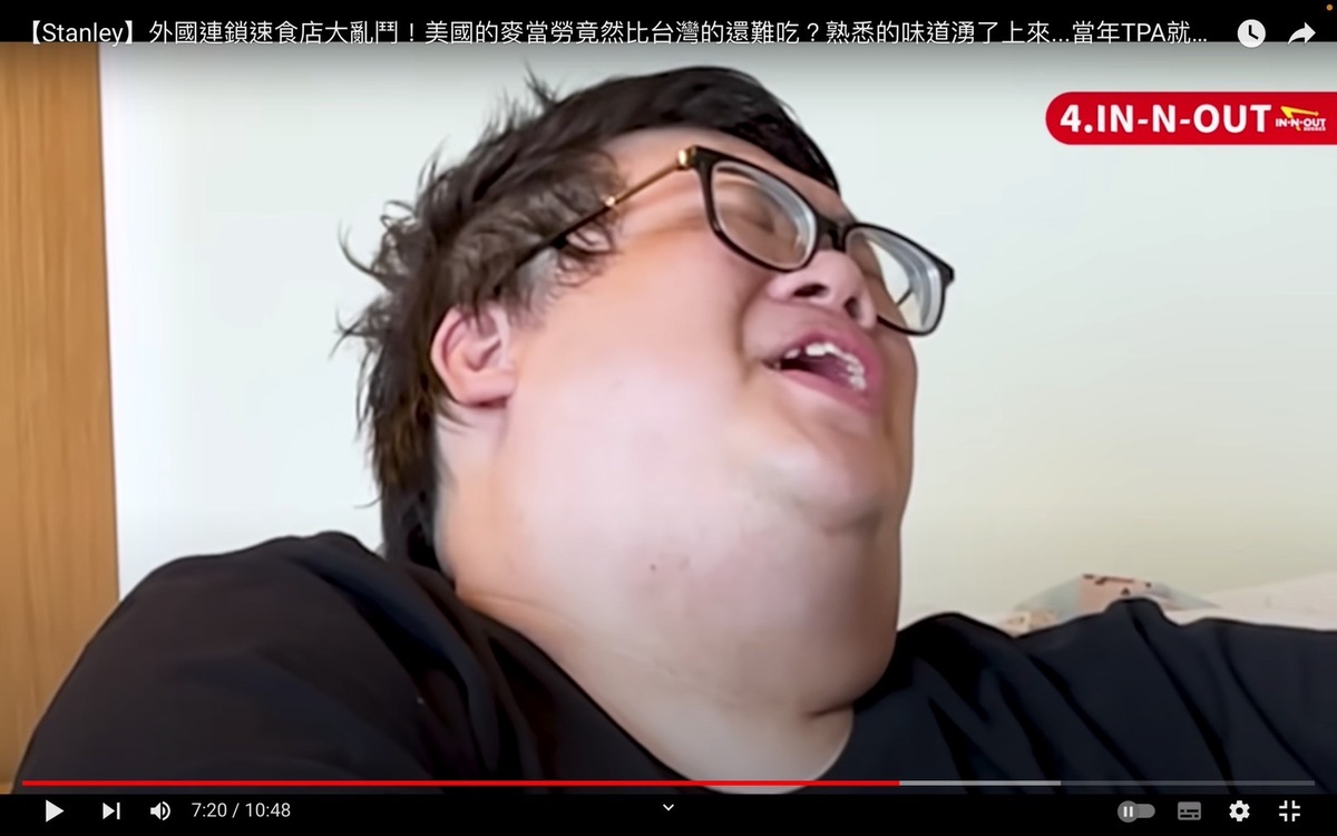 有網友發現新片中的史丹利似乎又胖了不少，可以看到史丹利的雙下巴已經完全淹沒了脖子。 圖：翻攝自史丹利YT頻道