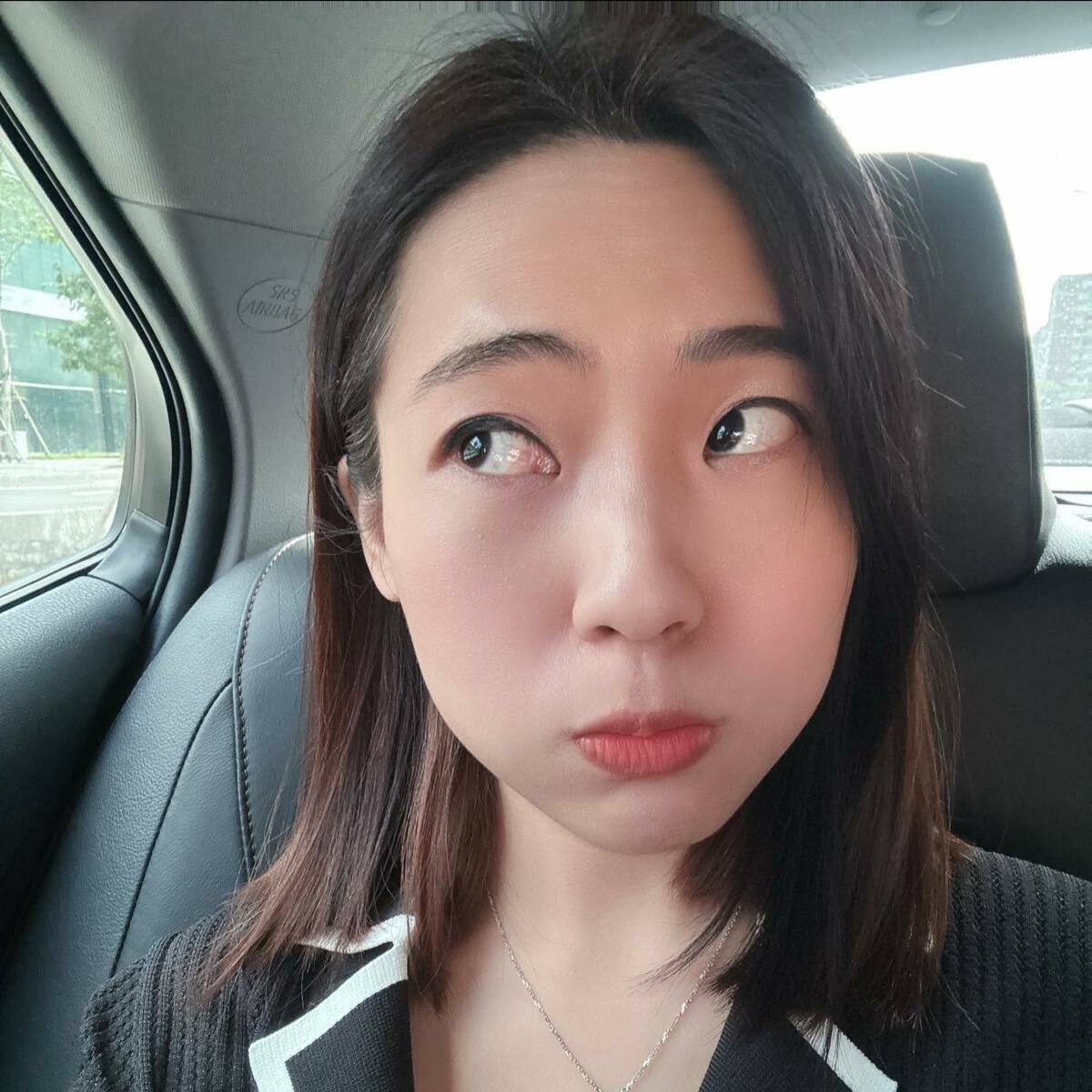徐巧芯反擊黃捷，在臉書上發出「白眼照」怒槓「我看她是完全不懂」。 圖：翻攝自  徐巧芯 臉書