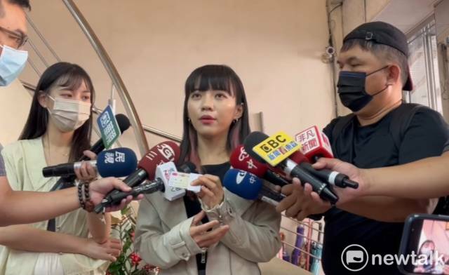 黃捷(中)回應選舉背板進入雄女一事。 圖：孫家銘攝