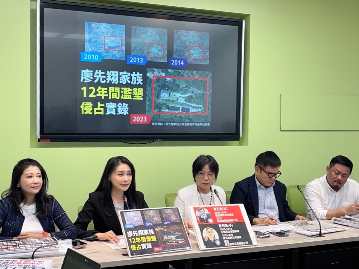 民進黨立委賴品妤今(1)日偕同綠委一同召開記者會控訴廖先翔知法犯法。 圖：金大鈞/攝