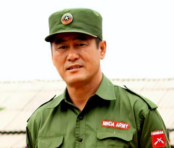 緊鄰中國的緬北近期爆發激戰。果敢民族民主同盟軍發表聲明，表示為此次武裝襲擊負責。圖為果敢民族民主同盟軍領導彭德仁。 圖：翻攝自孔凡在巴黎