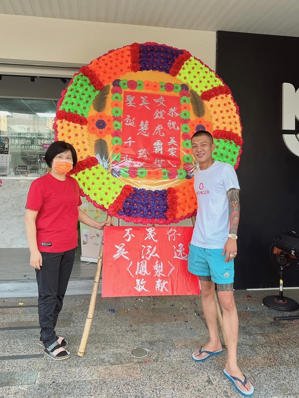 網紅「鳳梨」（吳泓逸）昨日大陣仗為媽媽慶生。 圖：翻攝自FB／鳳梨 吳泓逸