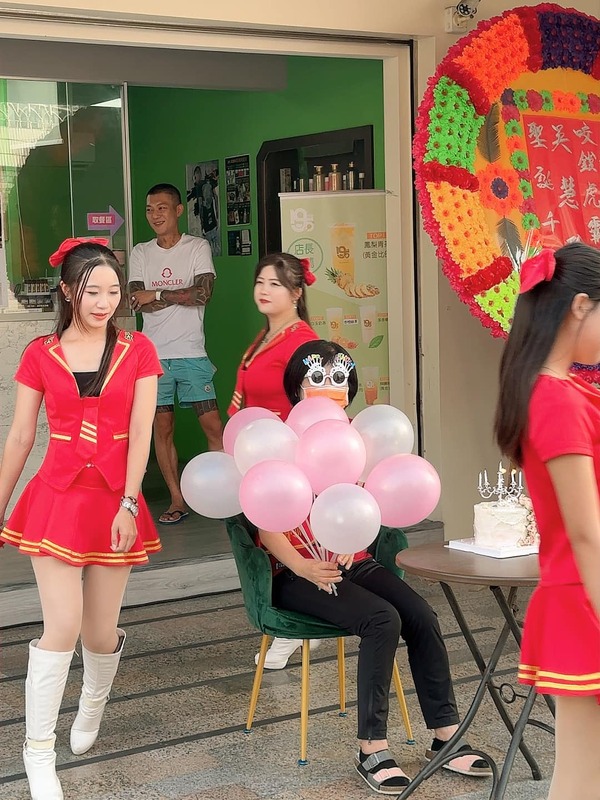 鳳梨特地找來6名樂儀隊辣妹幫媽媽慶生。 圖：翻攝自FB／鳳梨 吳泓逸