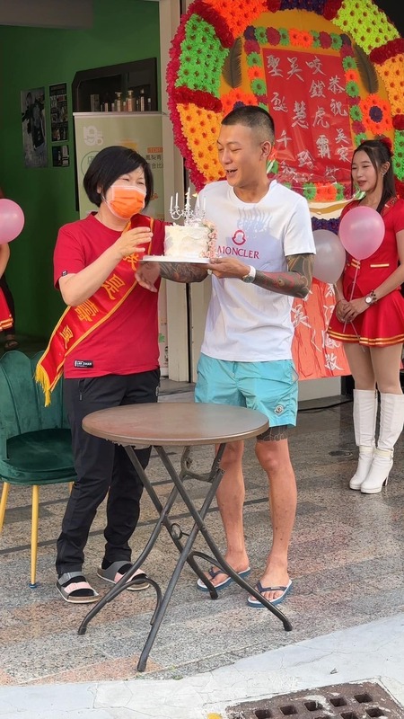 表演結束後，鳳梨拿著蛋糕出場給媽媽一個擁抱，場面十分溫馨。 圖：翻攝自FB／鳳梨 吳泓逸