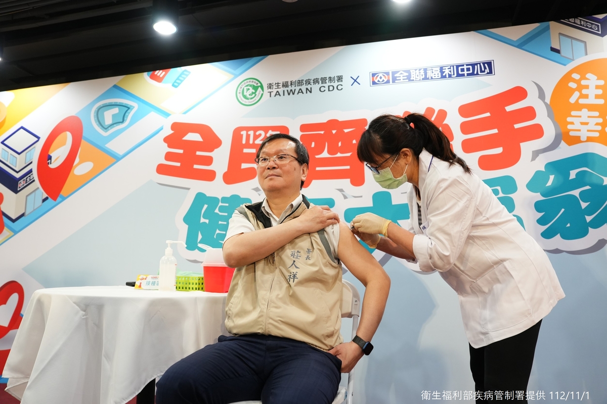 疾管署署長莊人祥說，今年有698萬劑公費流感疫苗，已有390萬餘劑被使用，希望符合條件的民眾不要錯過公費接種的機會。 圖：疾管署／提供
