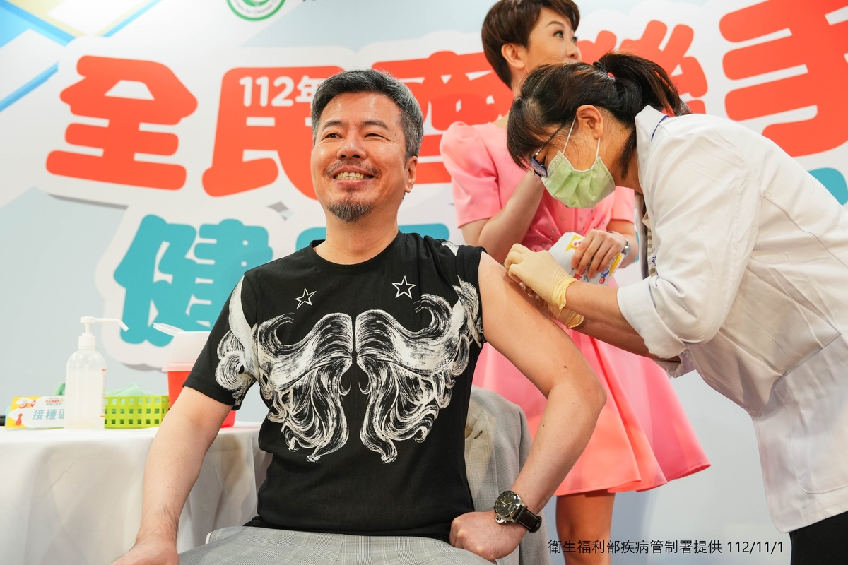 第二階段接種資格的藝人夫妻檔黃國倫與寇乃馨也受邀到現場接種公費流感疫苗。 圖：疾管署／提供