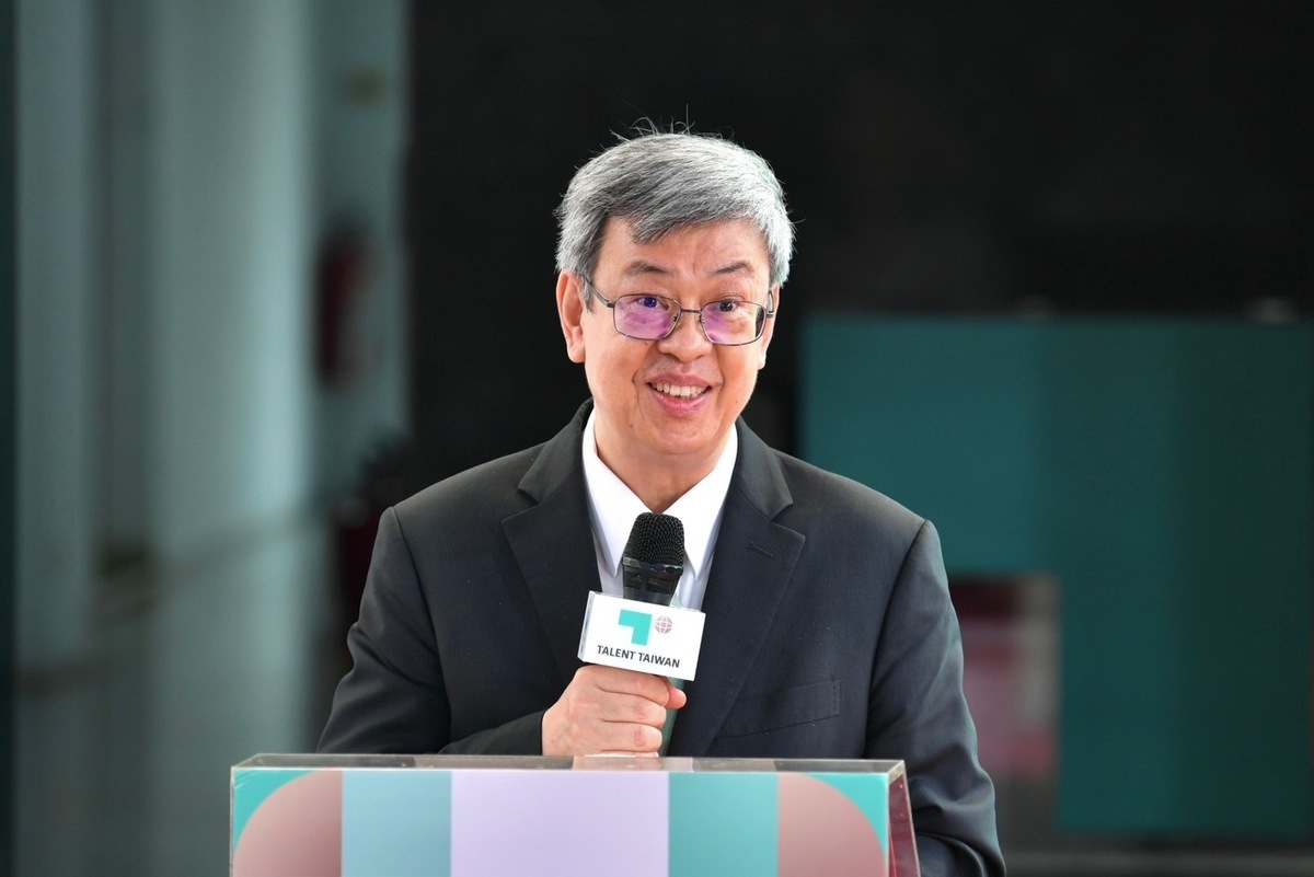 行政院長陳建仁今（1）日陪同蔡英文總統出席國家發展委員會設置的「Talent Taiwan國際人才服務及延攬中心」啟用記者會致詞。 圖：行政院提供