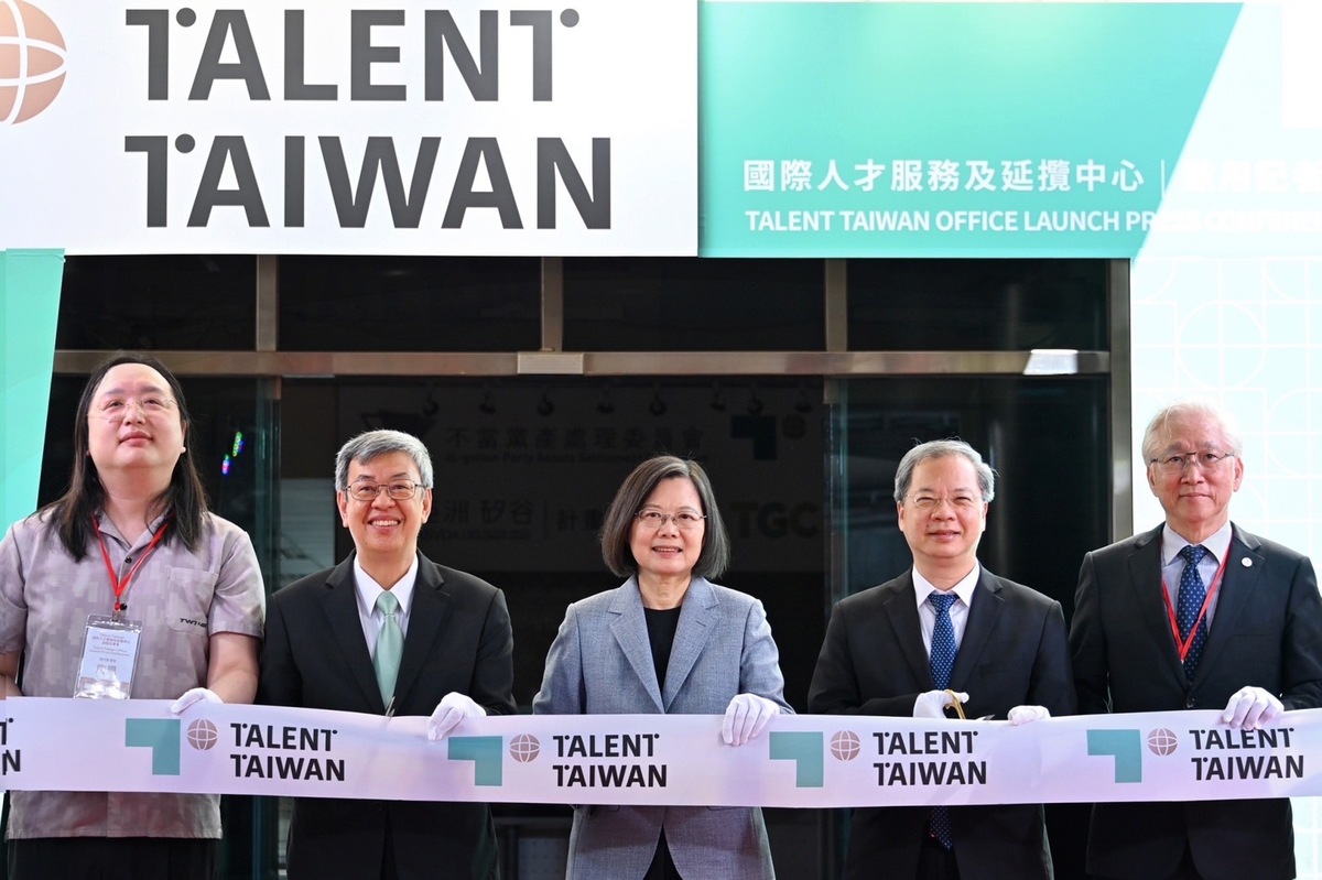 行政院長陳建仁今（1）日陪同蔡英文總統出席國家發展委員會設置的「Talent Taiwan國際人才服務及延攬中心」啟用記者會。 圖：行政院提供
