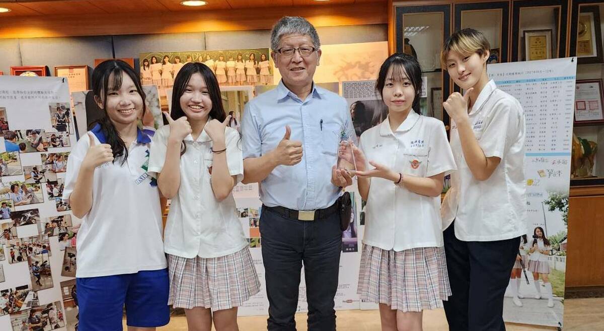 校長劉人誠(中)與得獎的4 位「譜青春創意微電影團隊」成員。 圖：孫家銘攝