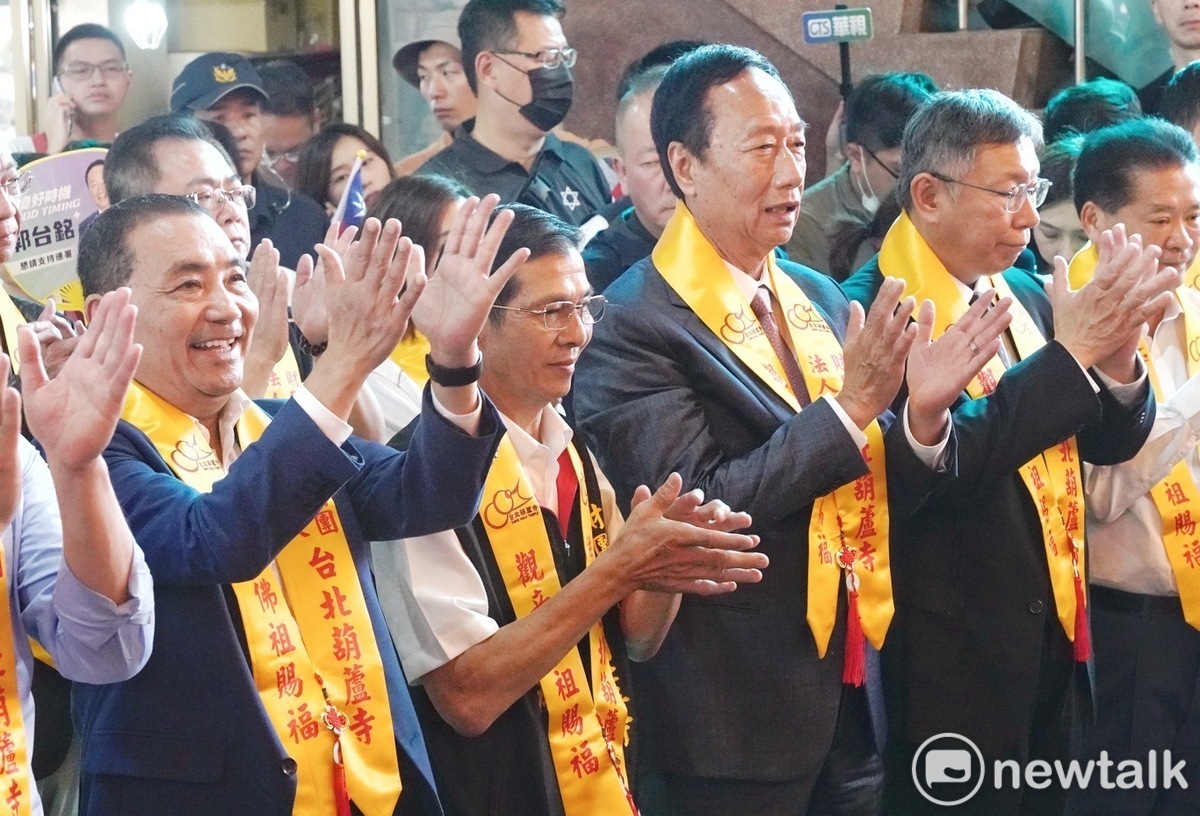 國民黨總統參選人侯友宜、鴻海創辦人郭台銘及民眾黨總統參選人柯文哲出席台北葫蘆寺觀音佛祖出家紀念日北宮媽祖起駕大典。 圖：張良ㄧ / 攝