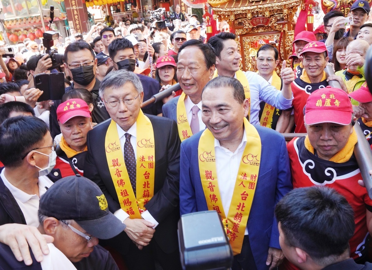 國民黨總統參選人侯友宜、鴻海創辦人郭台銘及民眾黨總統參選人柯文哲出席台北葫蘆寺觀音佛祖出家紀念日北宮媽祖起駕大典。 圖：張良ㄧ / 攝（資料照片）