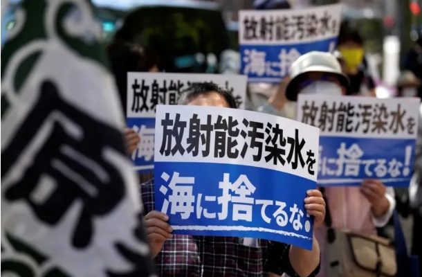 日本去年8月決議將在311地震中受損的福島第一核電廠，其產生的核廢水排入太平洋，並且排海預計將持續達30年。針對水產品或受影響，日本當地漁民抗議激烈。 圖 : 翻攝自中新網